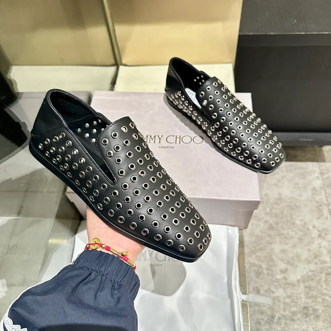 👟👟Ex-factory price 660👟👟 The new JIMMY CHOO, Loaf shoes, exclusive sale, rivet decoration design style is very unique, designed with the latest technology, strong three-dimensional effect👍Multiple technologies are integrated together, subverting fashion, super stylish! The combination is super beautiful. The original version is 1:1, versatile and trendy, both salty and sweet! Size: 35-40 Outsole: Leather outsole